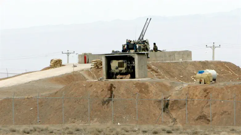Iranian soldiers guard anti-aircraft battery, Natanz uranium enrichment facility