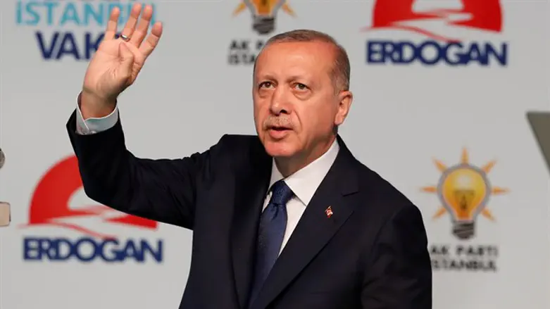 Recep Tayyip Erdogan uses the Rabia sign