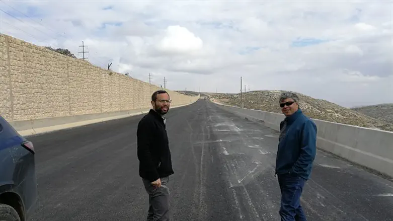ישראל גנץ בכביש החדש