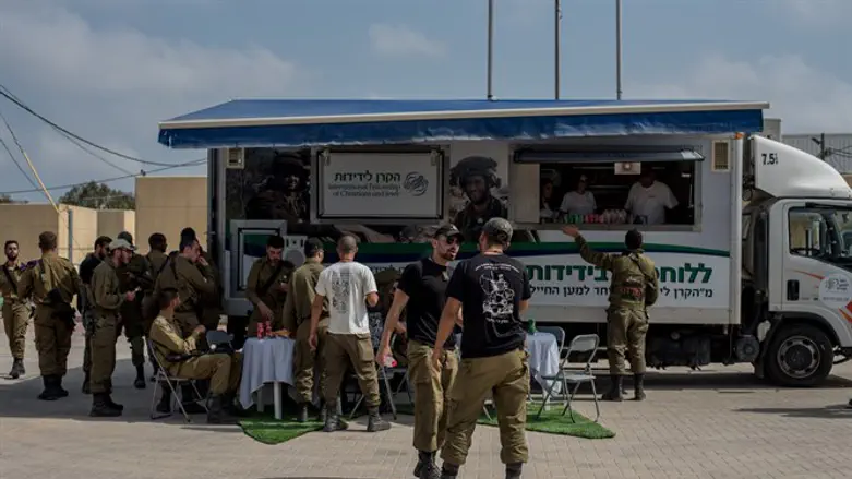 IDF soldier receive treats from the Felloowship Vehicle
