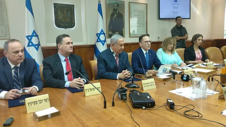 Биньямин Нетаньяху открывает заседание Кабмина