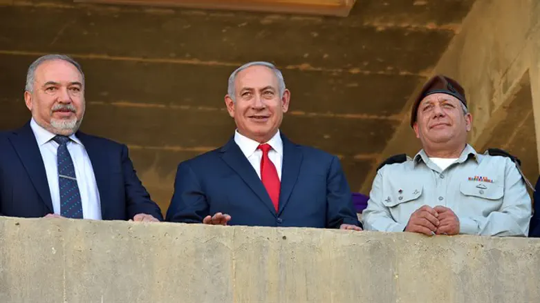 Netanyahu, Liberman and Eisenkot at Officer Course completion ceremony