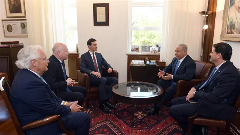 Netanyahu meets American negotiating team