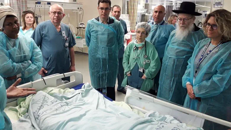 Health Minister Litzman visits stabbed nurse