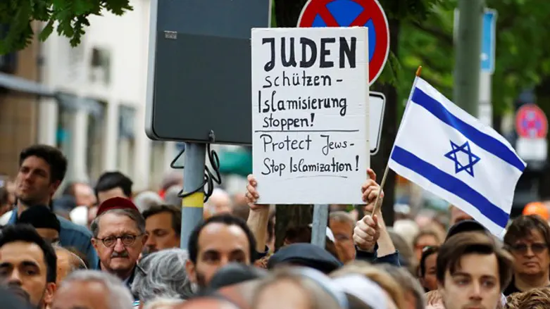 Demonstration in Berlin after attacks on local Jews