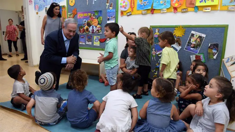 Netanyahu meets children in Sderot