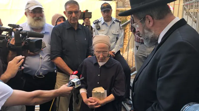 Rabbi Lau with woman saved from stoneל