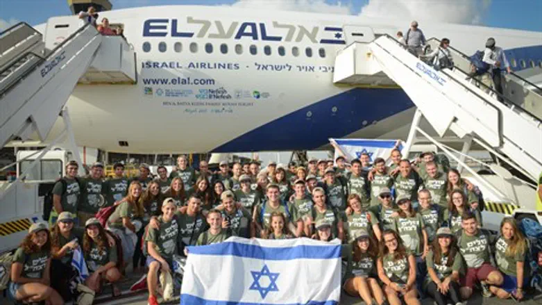 Olim from North America arrive in Israel
