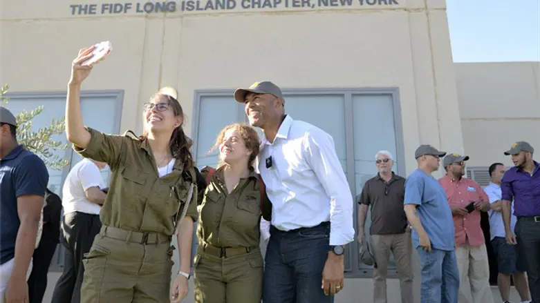 Mariano Rivera with soldiers of the Michve Alon IDF base
