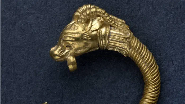 Уникальная золотая серьега, обнаруженная на раскопках