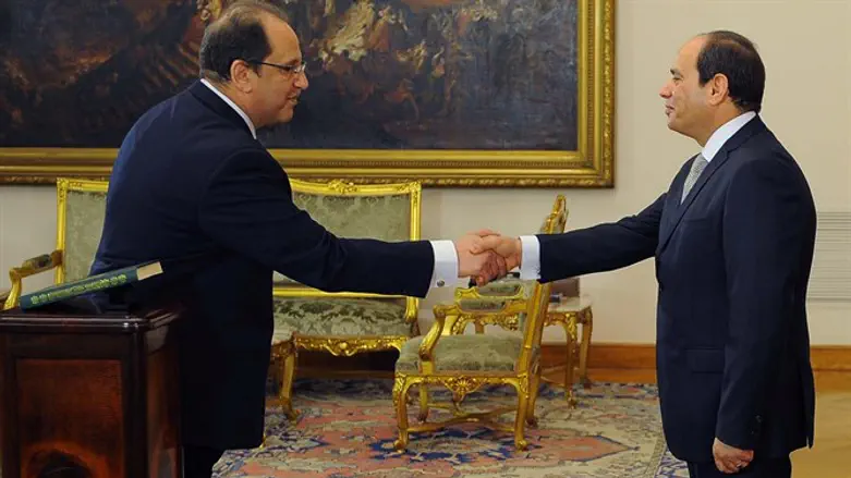 Abbas Kamel (L) and Egyptian President Abdel Fattah Al-Sisi