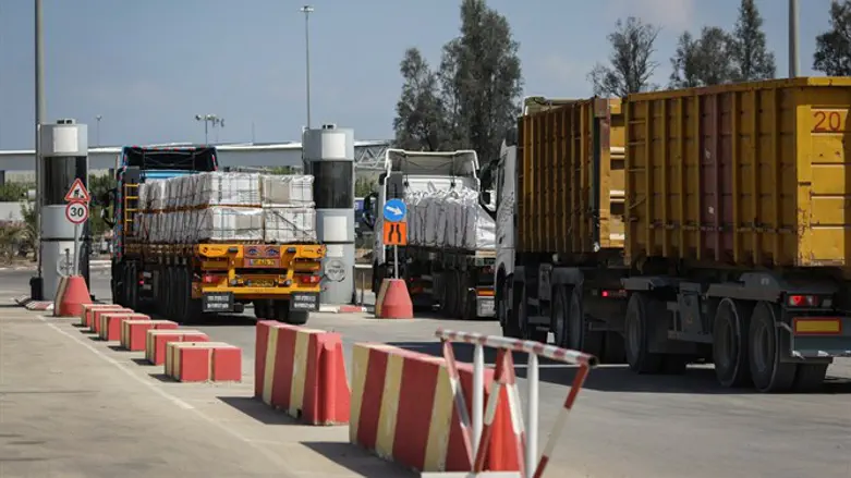 Goods enter Gaza through Kerem Shalom
