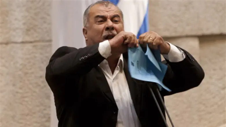 Mohammad Barakeh tears proposed bill in Knesset plenum