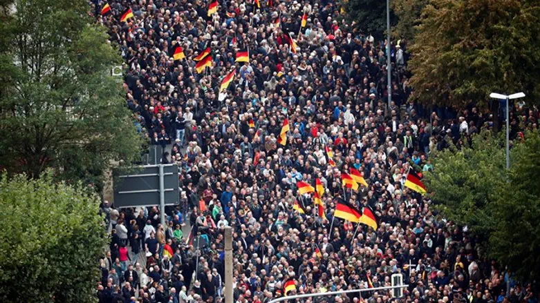 הפגנה נגד מהגרים מוסלמים בקמניץ - גרמניה