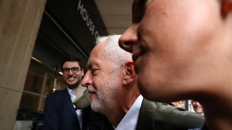 Corbyn attends Labour meeting