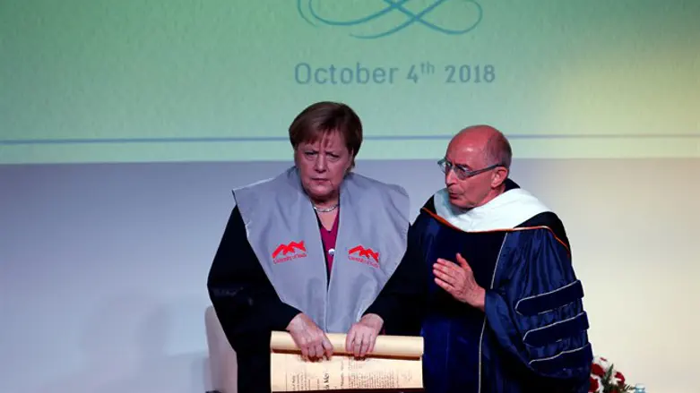 Merkel receiving honorary doctorate at Israel Museum