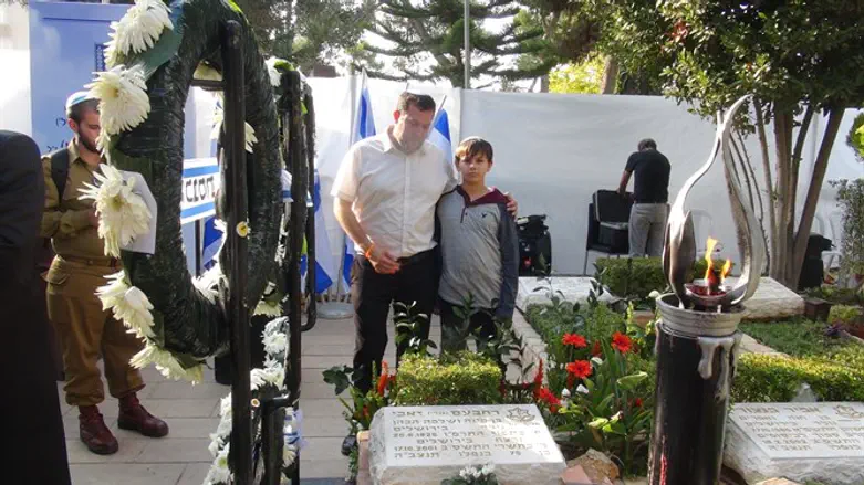 Dagan and son Yair Rechavam on Ghandi's grave