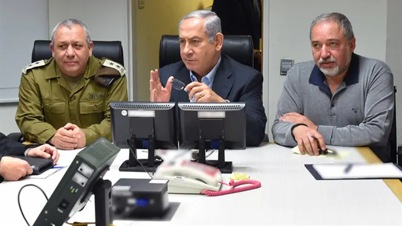 (слева направо) Гади Айзенкот, Биньямин Нетаньяху, Авигдор Либерман