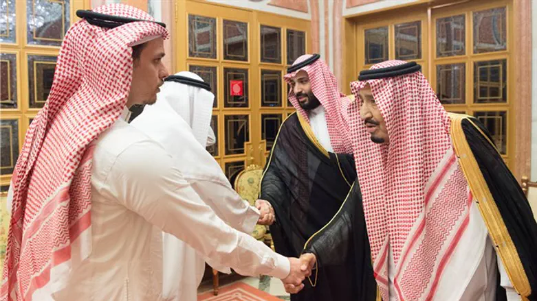 Saudi King and Crown Prince meet Khashoggi family
