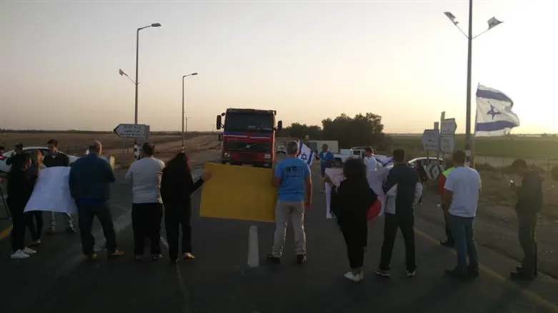 Активисты блокируют КПП "Керем-Шалом"
