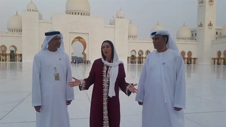 Мири Регев в Большой мечети в Абу-Даби