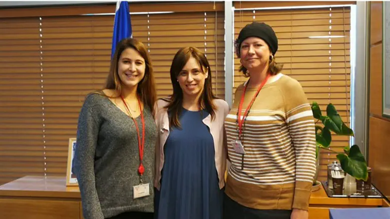 Hotovely with Ari's widow (on the right) and his daughter