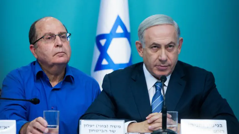 Defense Minister Moshe Yaalon (L) with Netanyahu (R)