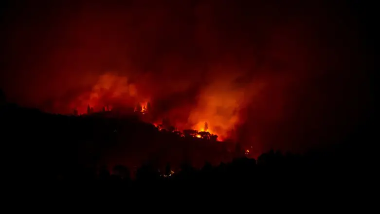 Fire rages in California