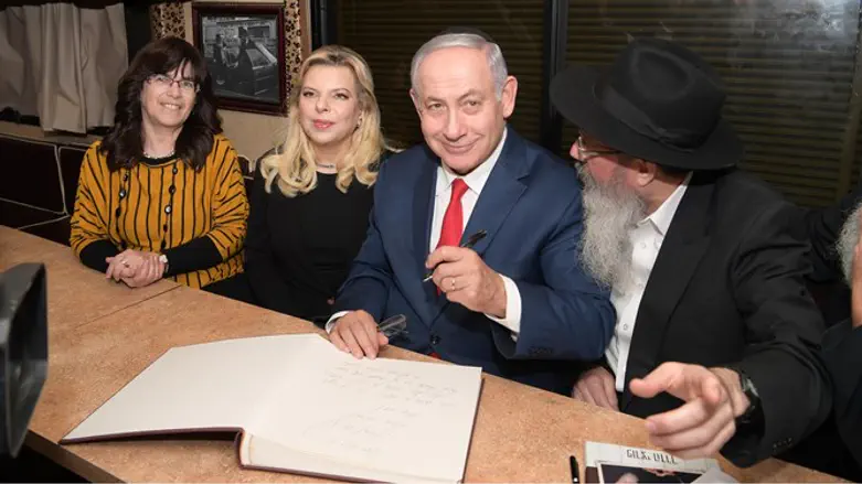 Prime Minister Netanyahu and his wife at the mitzvah tank