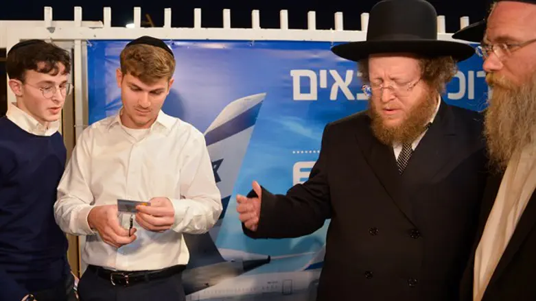 Haredi activists tear up Frequent Flyer card