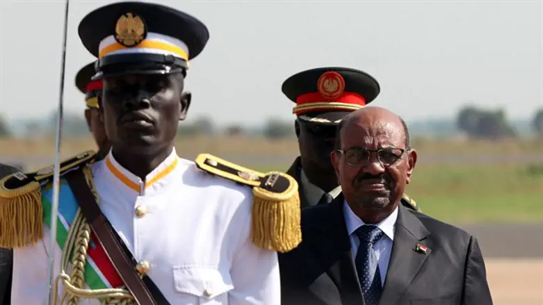 Sudan's President Omar al-Bashir welcomed after arriving at Juba airport