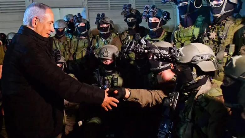 Netanyahu meets soldiers during Commando Brigade drill
