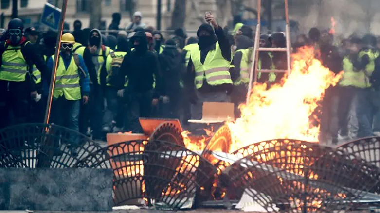 ההפגנות האלימות של האפודים הצהובים בפריז, צרפת