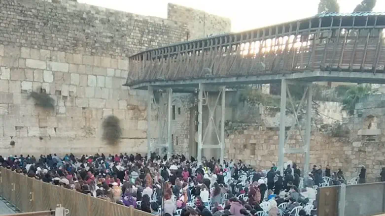 Hundreds pray at Western Wall
