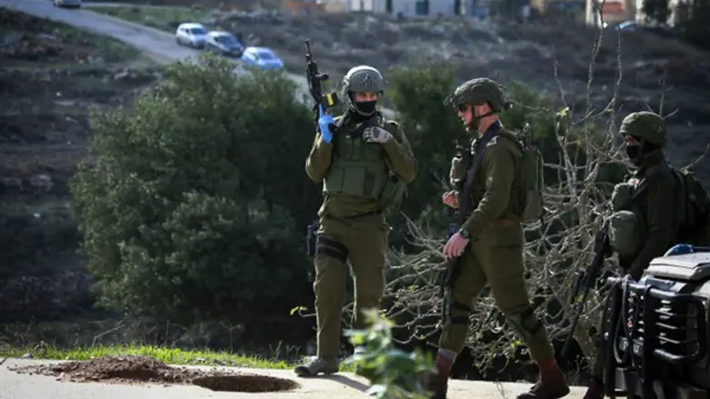 IDF soldiers searching for terrorists near Ramallah 