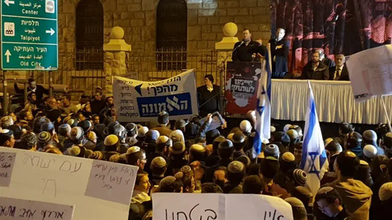 אלפים מפגינים בירושלים: "נמאס למות"