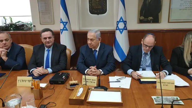 Биньямин Нетаньяху на заседании Кабмина