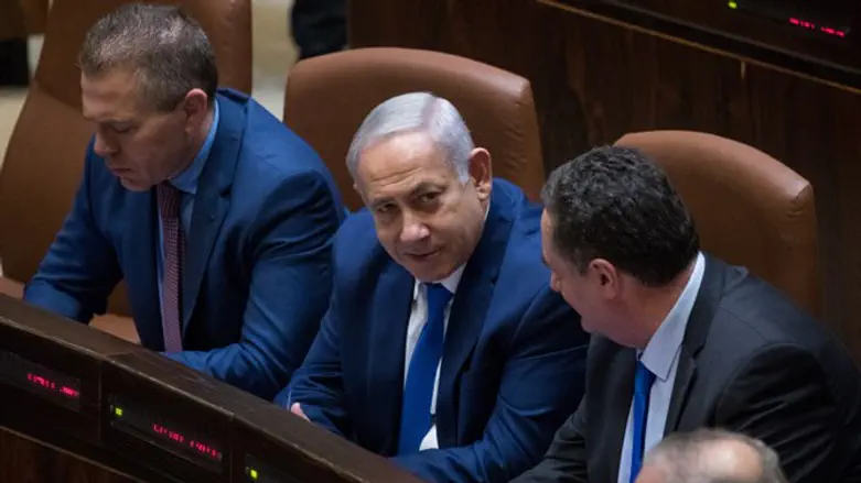Netanyahu (c) speaks with Gilad Erdan (l) and Yisrael Katz (r)