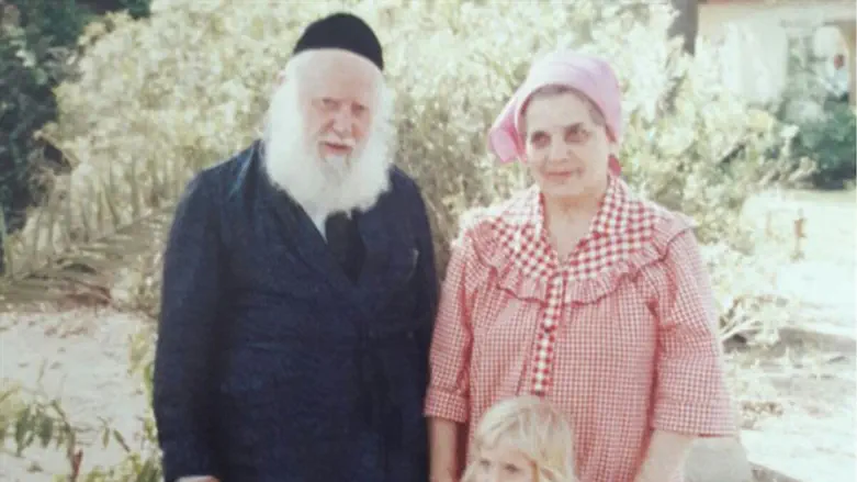 הרבנית פנינה שפירא עם בעלה הגר"א שפירא זצ"ל