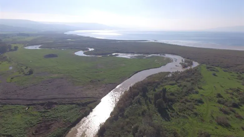 Вода реки Иордан течет в Галилейское море