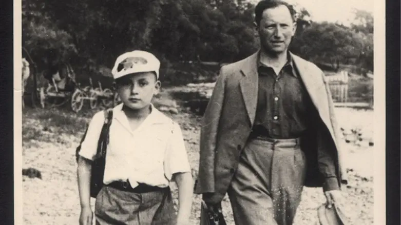 הנער יצחק רודאשבסקי אחד מכותבי היומנים עם אביו אליהו בווילנה, טרום מלחמה