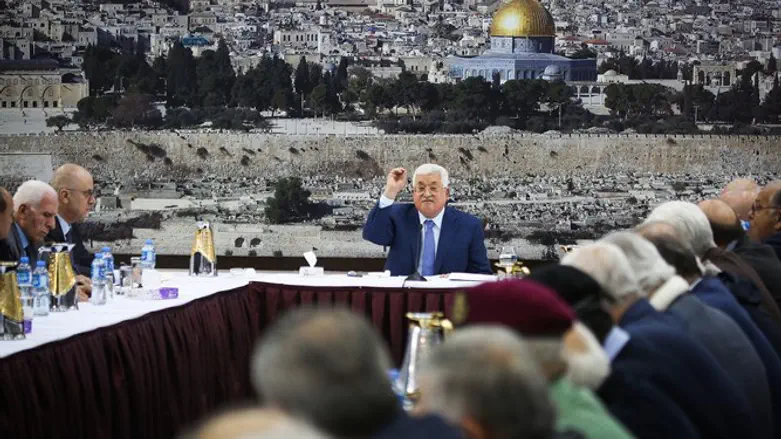 Abbas at Ramallah PA leadership meeting
