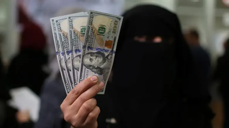 Gaza residents receive Qatari money