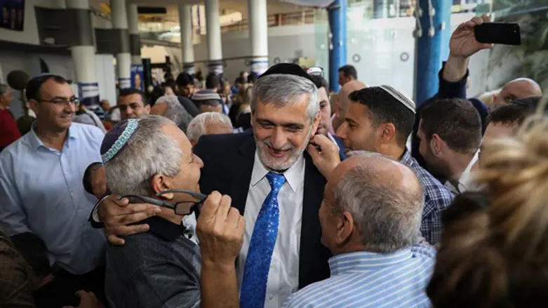 Eli Yishai among enthusiastic supporters