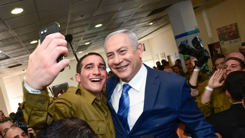 Prime Minister Netanyahu takes a selfie with a lone soldier