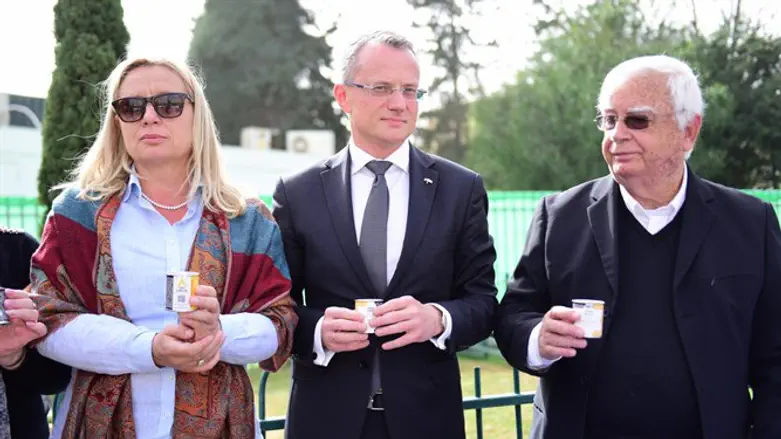 שגריר פולין בישראל משתתף בטקס הדלקת נרות נשמה לציון יום השואה הבינלאומי