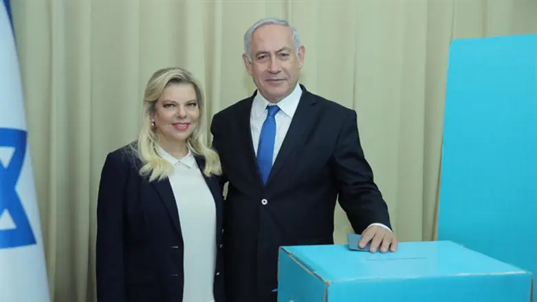 Биньямин и Сара Нетаньяху во время голосования на праймериз в "Ликуде"