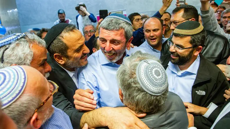 Rabbi Rafi Peretz (center)