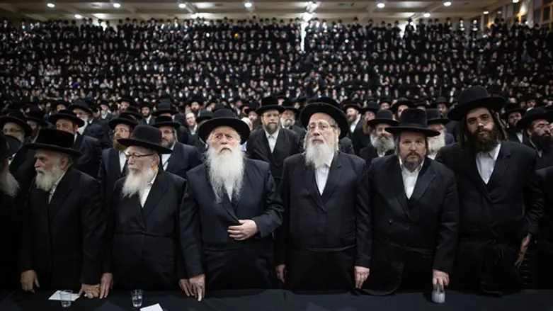 Litzman (2nd L) at Agudat Yisrael conference