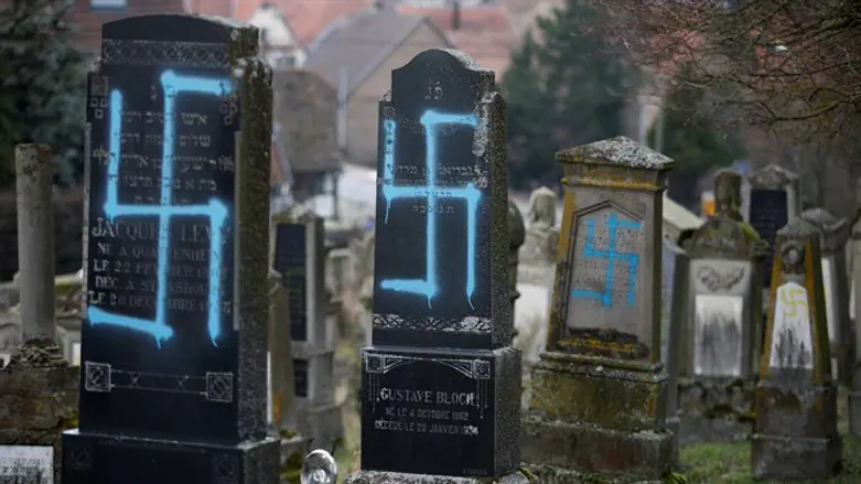 המצבות שהושחתו בבית הקברות היהודי בצרפת